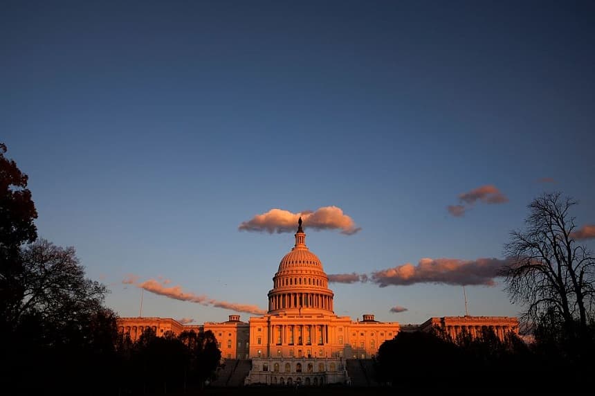 El Capitolio de Estados Unidos fotografiado durante la puesta de sol, en Capitol Hill, Washington, DC., 12 de noviembre de 2025. (Tom Brenner/Getty Images)