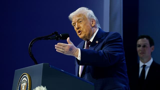 Trump dice que una dosis elevada de aspirina le provocó un hematoma en la mano