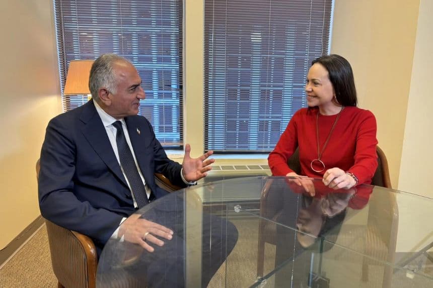 La líder opositora venezolana María Corina Machado (d) durante una reunión con Reza Pahlaví, hijo del último sah de Persia, en Washington Estados Unidos. (EFE/ @MariaCorinaYa)