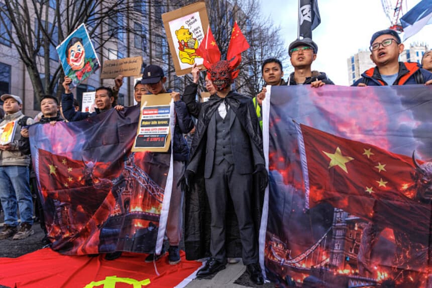 Manifestantes frente al emplazamiento propuesto para la nueva embajada china el 17 de enero de 2026 en Londres, Inglaterra. A pesar de las advertencias de los expertos en seguridad del Reino Unido y Estados Unidos, se espera que el Gobierno apruebe el proyecto la próxima semana con medidas de mitigación antes de la visita del primer ministro a Beijing. (Foto de Dan Kitwood/Getty Images).
