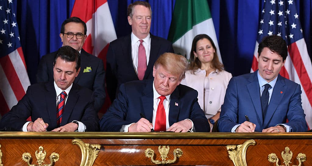 El presidente de México, Enrique Peña Nieto (izq.), el presidente de Estados Unidos, Donald Trump (centro), y el primer ministro de Canadá, Justin Trudeau, firman un nuevo tratado de libre comercio en Buenos Aires el 30 de noviembre de 2018, en el marco de la Cumbre de Líderes del G20. El acuerdo renovado, llamado Tratado entre Estados Unidos, México y Canadá (T-MEC), se parece mucho al que reemplaza. Sin embargo, se han realizado suficientes ajustes como para que Trump declare victoria en nombre de los trabajadores estadounidenses que, según él, fueron engañados por el TLCAN. (Foto de SAUL LOEB/AFP vía Getty Images)