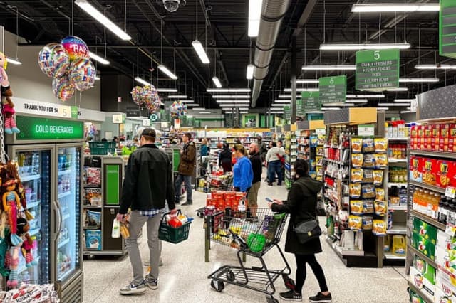 Compradores vacían estanterías de supermercados antes de la llegada de una gran tormenta invernal