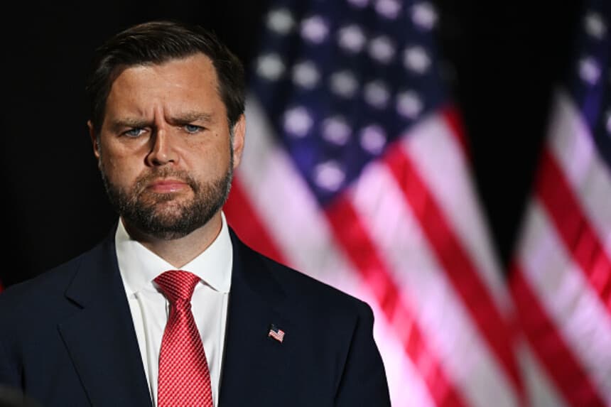 El entonces candidato republicano a la vicepresidencia, el senador JD Vance (R-OH), escucha a un orador durante un mitin electoral en el 2300 Arena el 6 de agosto de 2024 en Filadelfia, Pensilvania.  (Foto de Drew Hallowell/Getty Images)