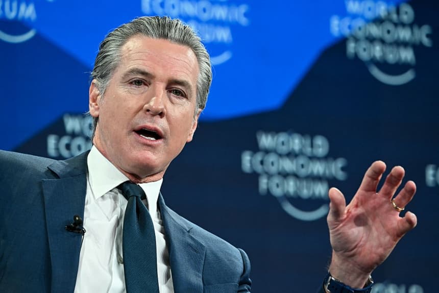 El gobernador de California, Gavin Newsom, gesticula mientras habla durante la reunión anual del Foro Económico Mundial (FEM) en Davos, el 22 de enero de 2026. El Foro Económico Mundial se celebra en Davos del 19 al 23 de enero de 2026. (Fabrice COFFRINI/AFP vía Getty Images)