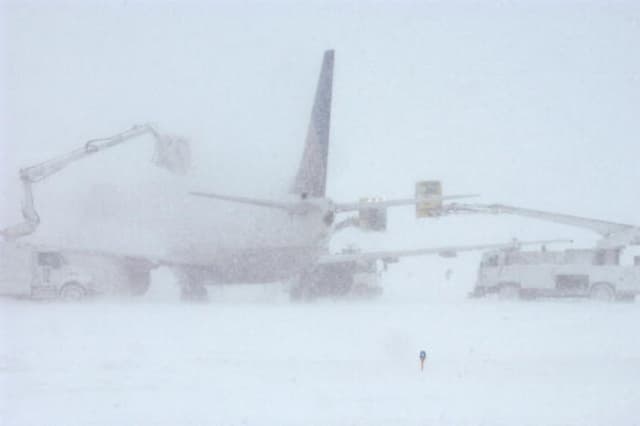 Aerolíneas cancelan más de 6300 vuelos en EE. UU. por tormenta “catastrófica”