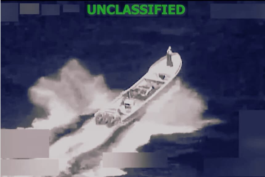 La Fuerza Operativa Conjunta Southern Spear lleva a cabo un ataque cinético letal contra un buque operado por organizaciones terroristas designadas en aguas internacionales el 23 de enero de 2026, en una imagen fija del video. (Comando Sur de los Estados Unidos).