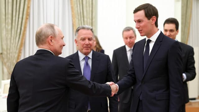El presidente ruso Vladimir Putin da la bienvenida al enviado especial estadounidense Steve Witkoff y al yerno del presidente estadounidense Donald Trump, Jared Kushner, durante una reunión en el Kremlin de Moscú el 22 de enero de 2026. Fotografía colectiva distribuida por la agencia estatal rusa Sputnik. (Alexander KAZAKOV / POOL / AFP a través de Getty Images)