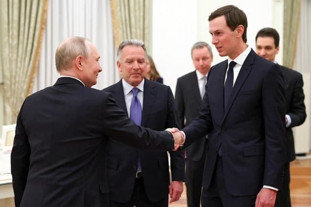 El presidente ruso Vladimir Putin da la bienvenida al enviado especial estadounidense Steve Witkoff y al yerno del presidente estadounidense Donald Trump, Jared Kushner, durante una reunión en el Kremlin de Moscú el 22 de enero de 2026. Fotografía colectiva distribuida por la agencia estatal rusa Sputnik. (Alexander KAZAKOV / POOL / AFP a través de Getty Images)