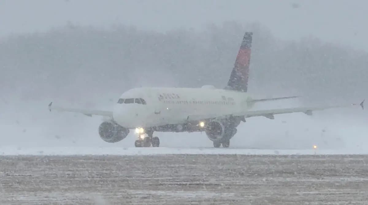 Un avión de Delta Air Lines se prepara para despegar durante una tormenta invernal en el Aeropuerto Internacional Greater Rochester de Rochester, Nueva York, el 26 de diciembre de 2025, en esta captura de pantalla obtenida de un video publicado en redes sociales. (Joseph Frascati vía Reuters)