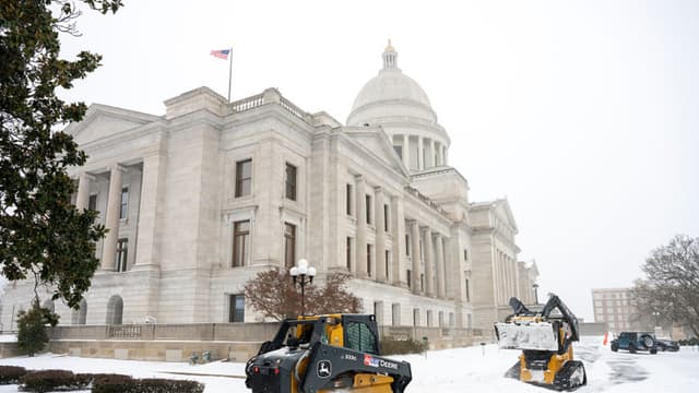 Nueva tormenta se acerca a la costa este mientras hay cortes generalizados de electricidad
