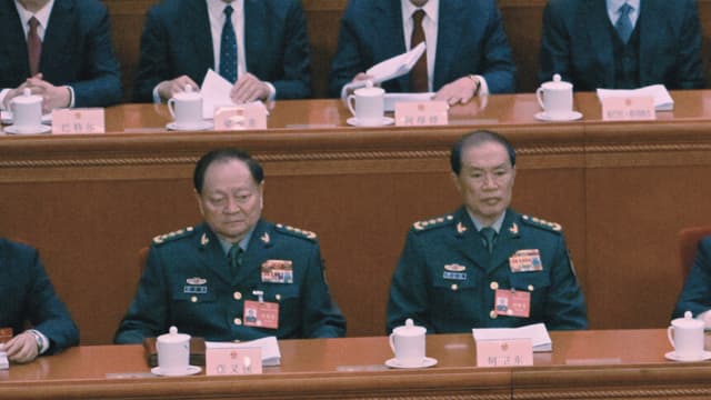 Los vicepresidentes de la Comisión Militar Central de la República Popular China, He Weidong (der.) y Zhang Youxia, asisten a la sesión inaugural de la Asamblea Popular Nacional (APN) en el Gran Salón del Pueblo en Beijing el 5 de marzo de 2024. (PEDRO PARDO/AFP vía Getty Images)