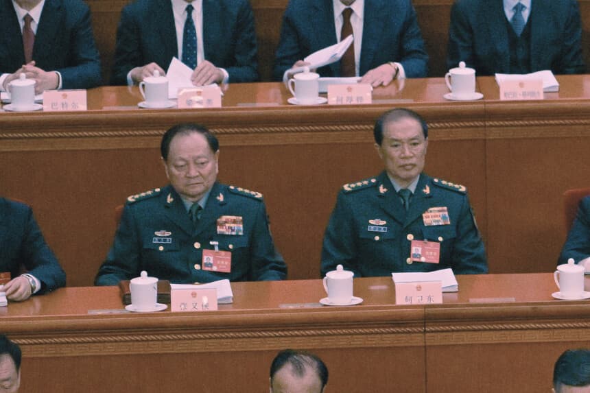 Los vicepresidentes de la Comisión Militar Central de la República Popular China, He Weidong (der.) y Zhang Youxia, asisten a la sesión inaugural de la Asamblea Popular Nacional (APN) en el Gran Salón del Pueblo en Beijing el 5 de marzo de 2024. (PEDRO PARDO/AFP vía Getty Images)
