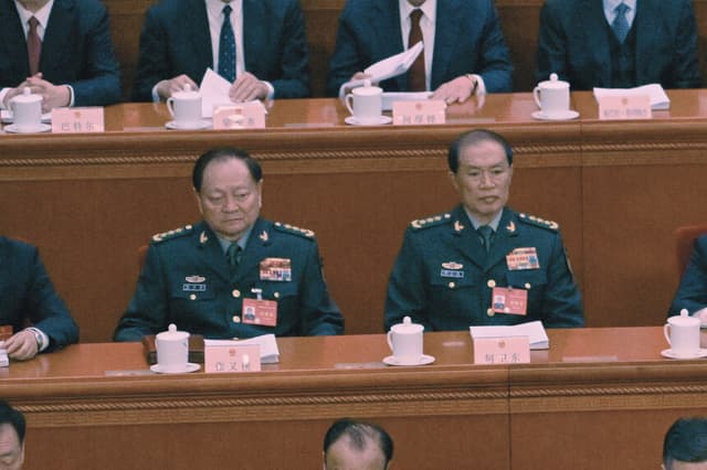 Los vicepresidentes de la Comisión Militar Central de la República Popular China, He Weidong (der.) y Zhang Youxia, asisten a la sesión inaugural de la Asamblea Popular Nacional (APN) en el Gran Salón del Pueblo en Beijing el 5 de marzo de 2024. (PEDRO PARDO/AFP vía Getty Images)
