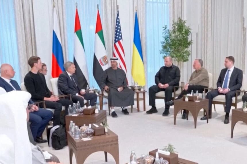 Conversaciones trilaterales entre Estados Unidos, Rusia y Ucrania en Abu Dabi, Emiratos Árabes Unidos, el 23 de enero de 2026, en una imagen de video. (Ministerio de Asuntos Presidenciales de los EAU vía Reuters/Captura de pantalla vía The Epoch Times)