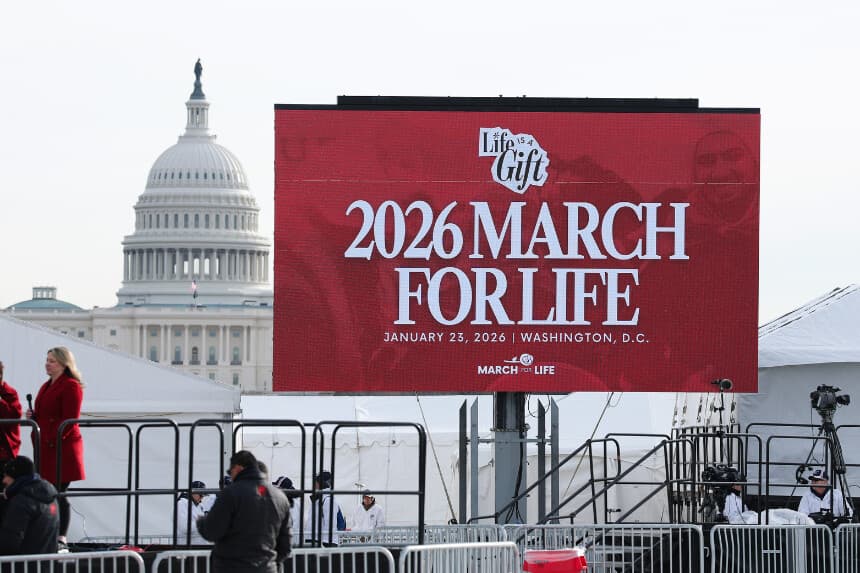 Periodistas de los medios de comunicación se preparan para la marcha anual por la vida en el National Mall el 23 de enero de 2026 en Washington, D.C. (Kevin Dietsch/Getty Images)