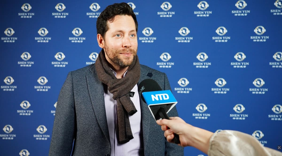 Aurélien Barakat, abogado y concejal de la ciudad de Ginebra, asistió a la actuación de Shen Yun en la Arena de Ginebra el 21 de enero de 2026. (NTD)