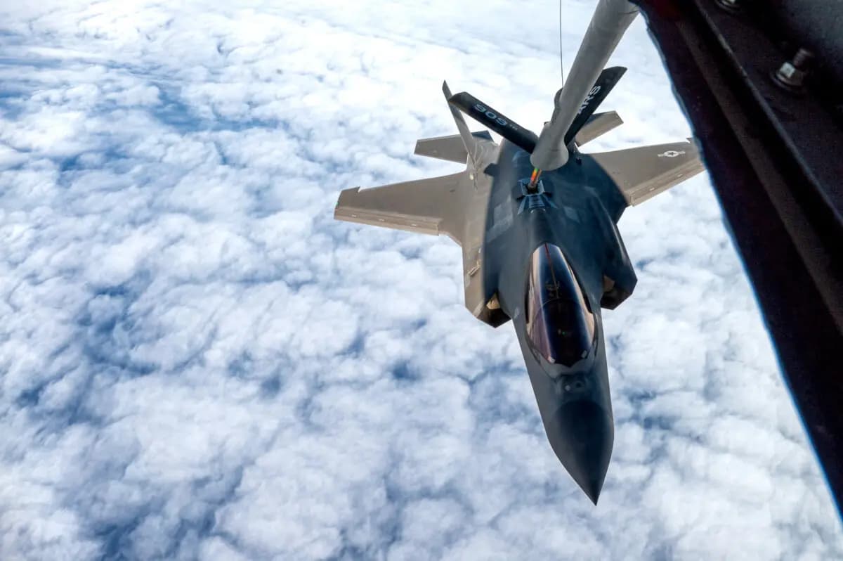 Un F-35A Lightning II de la Fuerza Aérea de los Estados Unidos realiza un reabastecimiento aéreo con un KC-135 Stratotanker asignado al 909.º Escuadrón de Reabastecimiento Aéreo durante un ejercicio local sobre el océano Pacífico el 17 de noviembre de 2025. (Soldado de primera clase Arnet Tamayo/Fuerza Aérea de los Estados Unidos a través de DVIDS)