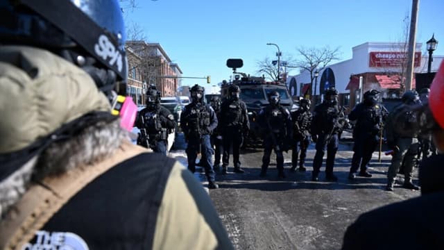 Manifestantes se enfrentan a agentes del orden en Minneapolis, el 24 de enero de 2026. (Roberto Schmidt/AFP vía Getty Images)