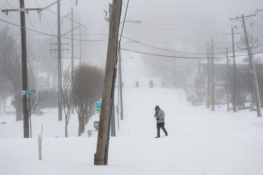 Una persona camina sobre la nieve en la calle Markham, en Little Rock, Arkansas, el 24 de enero de 2026. Una enorme tormenta invernal está provocando temperaturas gélidas, hielo y nieve a casi 200 millones de estadounidenses. (Will Newton/Getty Images)