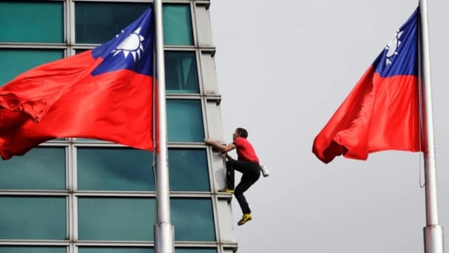 El escalador estadounidense Alex Honnold alcanza la cima del rascacielos Taipei 101 sin cuerdas