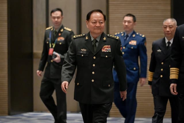 El vicepresidente de la Comisión Militar Central del Partido Comunista de China y vicepresidente de la Comisión Militar Central de la República Popular China, Zhang Youxia (centro), llega para una foto de grupo antes de la ceremonia de apertura del XIX Simposio Naval del Pacífico Occidental en Qingdao, provincia china de Shandong, el 22 de abril de 2024. WANG ZHAO/AFP vía Getty Images
