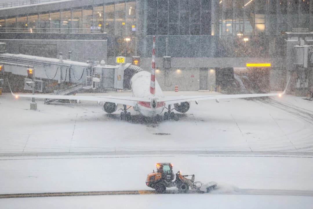 Una máquina quitanieves trabaja en la pista del aeropuerto LaGuardia de Nueva York el 25 de enero de 2026. (Charly Triballeau/AFP vía Getty Images)