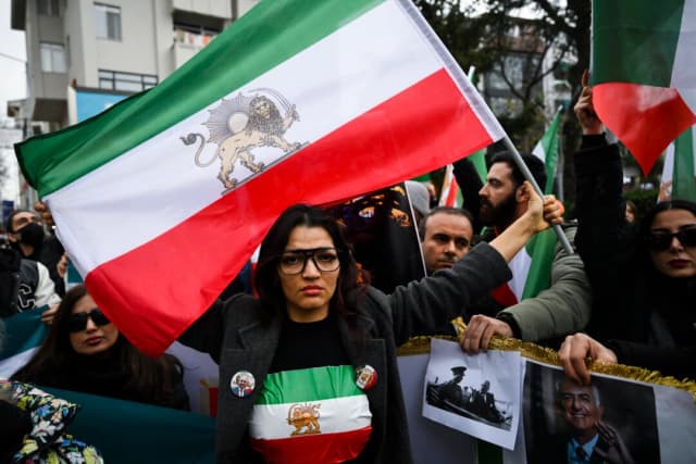 De la crisis de los rehenes a las fosas comunes: la larga lucha de los iraníes por la libertad