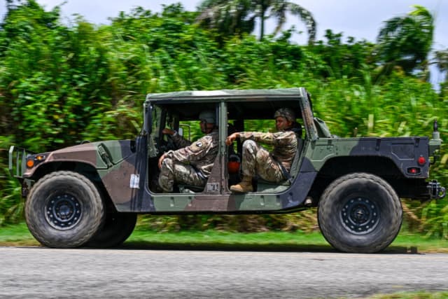 Un camión Humvee del Ejército de Estados Unidos en el aeropuerto José Aponte de la Torre, en Ceiba, Puerto Rico, el 10 de septiembre de 2025. (Miguel J. Rodríguez Carrillo/Getty Images)