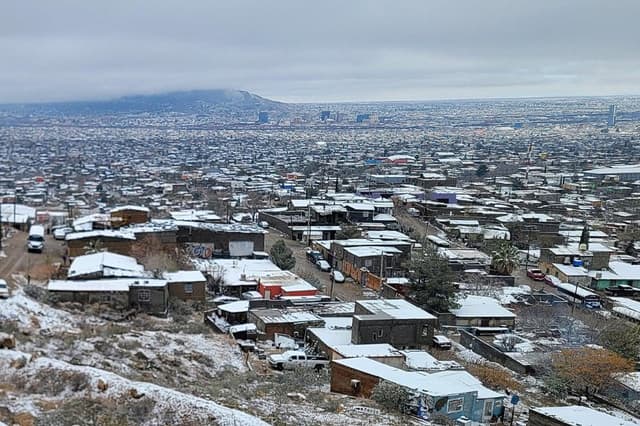 Fotografía que muestra una nevada este domingo 25 de enero, en Ciudad Juárez, México. Una nevada comenzó en Ciudad Juárez, donde la nieve ya se acumula en varios sectores, acompañada de lluvias y un marcado descenso de la temperatura que, de acuerdo con las autoridades, se intensificará en los próximos días. (EFE/Luis Torres)
