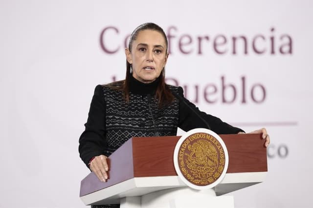 La presidenta de México, Claudia Sheinbaum, habla en una rueda de prensa este lunes, en el Palacio Nacional en Ciudad de México, México.  (EFE/ José Méndez)