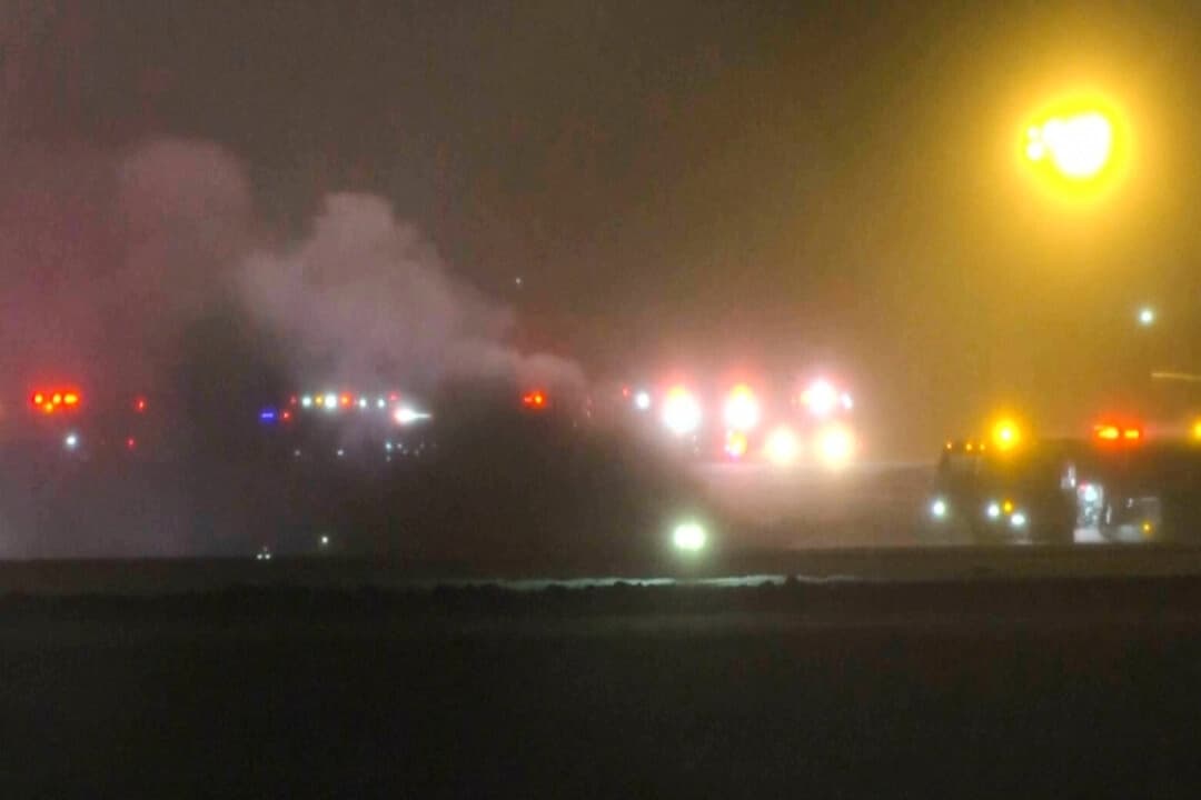 Esta imagen, tomada de un video proporcionado por la cadena de televisión WABI, muestra los servicios de emergencia en el lugar del accidente del Bombardier Challenger 600 en el Aeropuerto Internacional de Bangor, en Maine, a última hora del domingo 25 de enero de 2026. (WABI vía AP)
