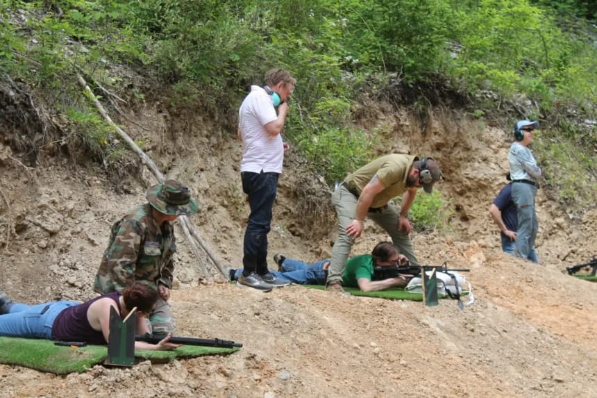 Personas aprendiendo defensa personal en Fortitude Ranch, Texas. (Fortitude Ranch)