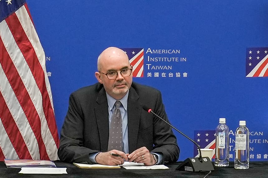 Raymond Greene, director del Instituto Americano en Taiwán (AIT), asiste a una conferencia de prensa en Taipéi el 4 de septiembre de 2024. (Walid Berrazeg/AFP a través de Getty Images)
