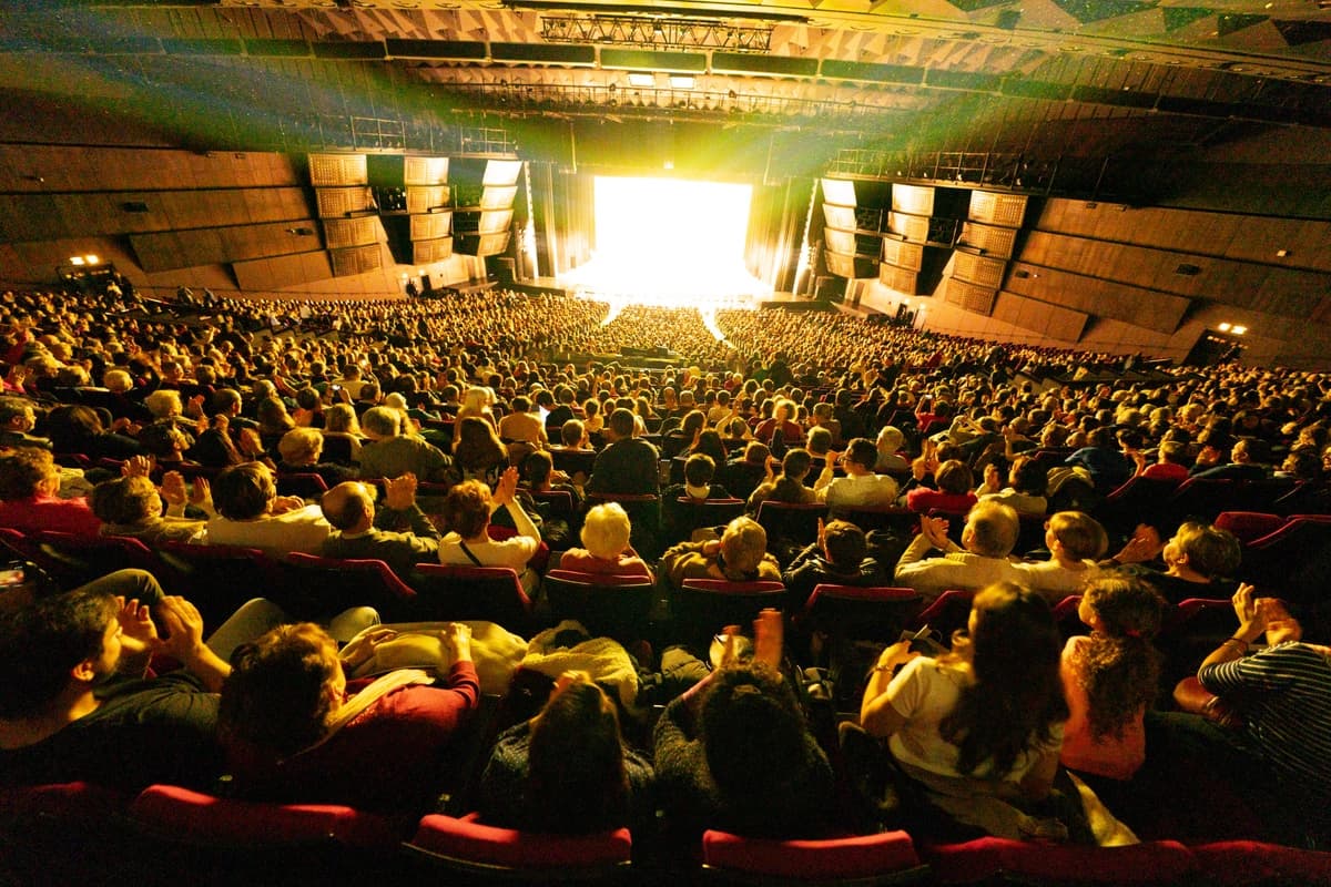 A finales de enero, Shen Yun realizó seis espectáculos con entradas agotadas en el Palais des Congrès de París, antes de regresar en mayo para diez funciones más. (Zhang Le / The Epoch Times)