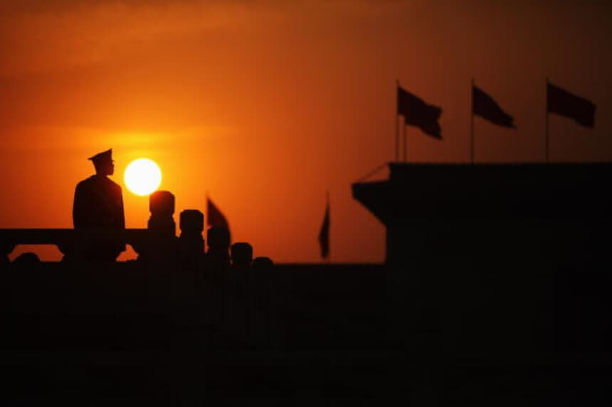 Un policía paramilitar monta guardia en la plaza de Tiananmen de Pekín durante una sesión plenaria de la Conferencia Consultiva Política del Pueblo Chino en el Gran Salón del Pueblo adyacente, el 7 de marzo de 2009 en Beijing, China. La Puerta de Tiananmen, como parte de la Ciudad Imperial, se construyó por primera vez en la década de 1420 durante la dinastía Ming.(Feng Li/Getty Images).