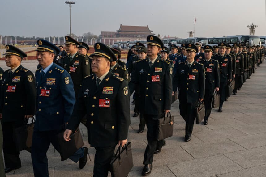 Diputados del Ejército chino caminan juntos al llegar a la segunda sesión plenaria de la Asamblea Popular Nacional, o NPC, en el Gran Salón del Pueblo el 8 de marzo de 2025 en Beijing, China. La reunión política anual de China, conocida como las Dos Sesiones, reunirá a líderes y legisladores para establecer la agenda del Gobierno para el desarrollo económico y social nacional durante el año. (Foto de Kevin Frayer/Getty Images)