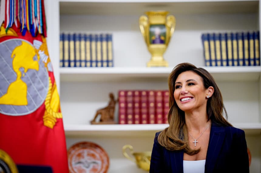 La asesora presidencial de la Casa Blanca, Alina Habba, sonríe antes de prestar juramento como fiscal federal interina de Nueva Jersey en el Despacho Oval de la Casa Blanca el 28 de marzo de 2025 en Washington, DC. Habba es la antigua abogada personal del presidente Donald Trump. (Foto de Andrew Harnik/Getty Images).