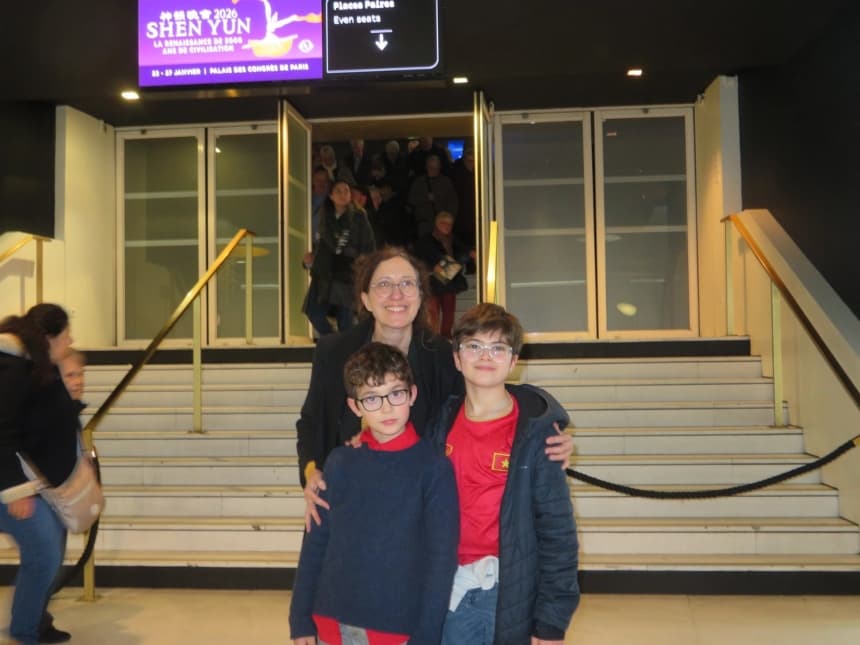 Judith Sarfati Lanter se encontraba entre el público del Palacio de Congresos de París, el 25 de enero de 2026. Asistió a una función de Shen Yun con un grupo de once personas, entre ellas nueve niños. (Sheng Ming/The Epoch Times)