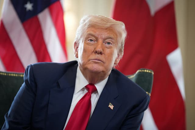 El presidente de Estados Unidos, Donald Trump, habla con los medios de comunicación mientras se reúne con el primer ministro británico, Keir Starmer (no aparece en la foto), en el club de golf Trump Turnberry el 28 de julio de 2025 en Turnberry, Escocia.  (Foto de Christopher Furlong/Getty Images).