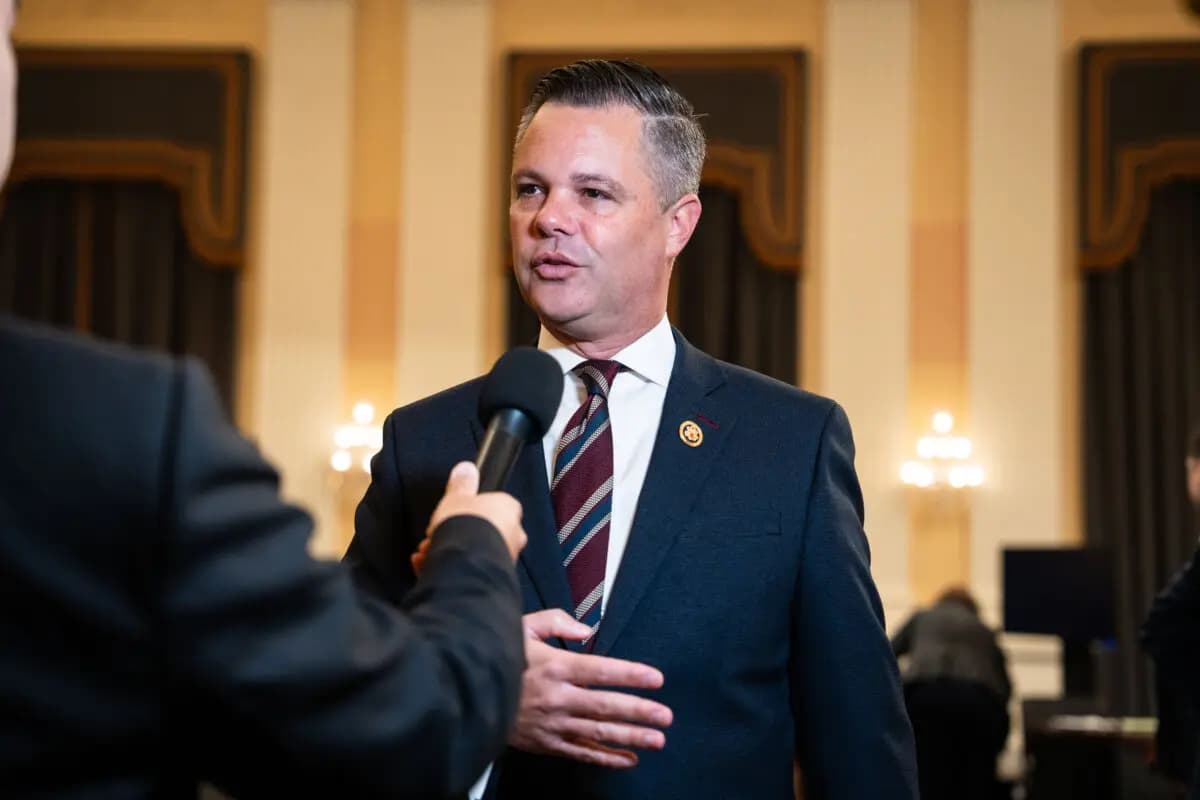 El representante Zach Nunn (R-Iowa) habla con los periodistas tras una audiencia en el Capitolio, en Washington, el 15 de mayo de 2025. (Madalina Vasiliu/The Epoch Times).