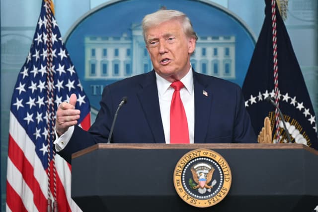 El presidente de EE. UU., Donald Trump, habla durante una rueda de prensa en la sala Brady Briefing Room de la Casa Blanca en Washington, D.C., el 20 de enero de 2026.  (SAUL LOEB / AFP a través de Getty Images)