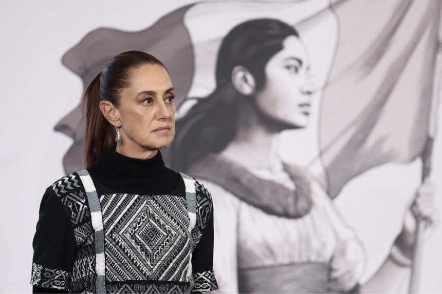 La presidenta de México, Claudia Sheinbaum, reacciona durante su conferencia de prensa matutina este martes 27 de enero, en el Palacio Nacional de la Ciudad de México, México. (EFE/ José Méndez)
