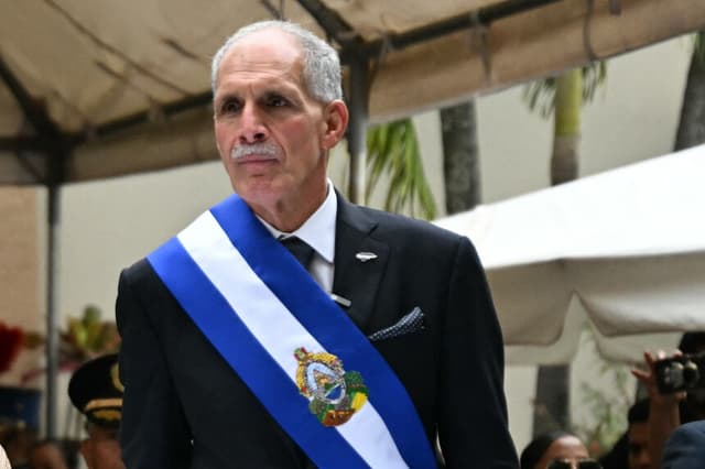 El presidente de Honduras, Nasry Asfura, y su esposa, Lissette del Cid, suben al escenario tras la ceremonia de investidura en el Congreso hondureño, en Tegucigalpa, el 27 de enero de 2026. Asfura, un empresario conservador elegido con el apoyo del presidente estadounidense Donald Trump, asumió la presidencia de Honduras con una agenda vinculada a Estados Unidos para abordar los retos económicos y de seguridad a los que se enfrenta el país más empobrecido y violento de Centroamérica. (JOHAN ORDONEZ / AFP a través de Getty Images)