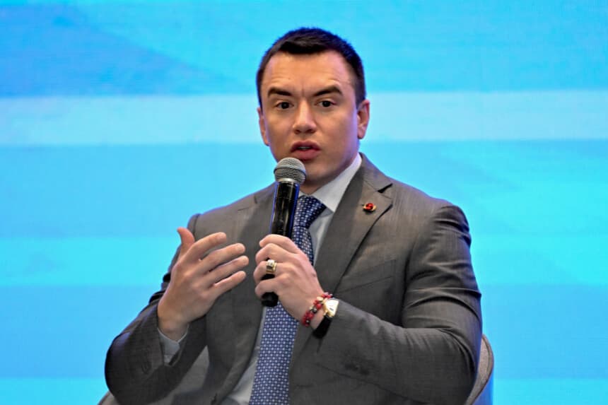 El presidente de Ecuador, Daniel Noboa, durante la inauguración de la conferencia internacional sobre drogas sintéticas en Quito el 26 de enero de 2026. (Rodrigo BUENDIA / AFP vía Getty Images)