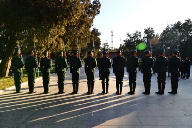 Miembros de la guardia de honor del Ejército Popular de Liberación de China entrenan en Beijing, el 1 de enero de 2018. (AFP/Getty Images)