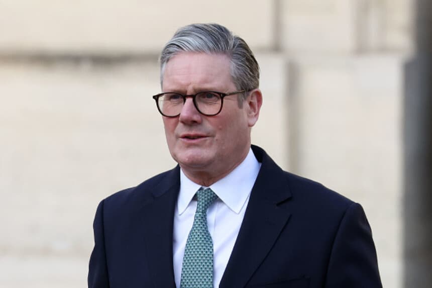 El primer ministro británico, Keir Starmer, durante una reunión sobre la situación en Ucrania y cuestiones de seguridad en Europa en el Palacio del Elíseo, el 17 de febrero de 2025, en París, Francia. Mientras Estados Unidos y Rusia celebran conversaciones en Arabia Saudí con la esperanza de poner fin a la guerra entre Rusia y Ucrania, el presidente Macron invita a los líderes europeos a una cumbre para debatir el gasto en seguridad y el papel que pueden desempeñar en el futuro de Ucrania. El primer ministro británico ha declarado que está dispuesto a enviar tropas a Ucrania como parte de una fuerza de mantenimiento de la paz, al igual que el portavoz de defensa del partido CDU en Alemania. (Foto de Tom Nicholson/Getty Images).