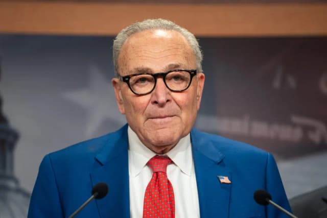 El líder de la minoría del Senado, Chuck Schumer (D-N.Y.), habla en una rueda de prensa en el Capitolio, el 14 de enero de 2025. (Madalina Kilroy/The Epoch Times).