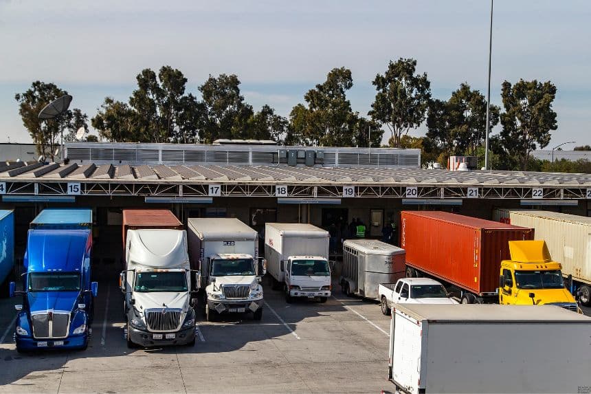 Vehículos de carga hacen fila en el puesto de control para entrar a México el 31 de enero de 2025 en San Diego, California. (Francisco Vega/Getty Images)