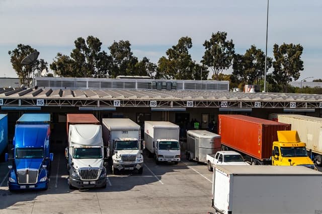 Vehículos de carga hacen fila en el puesto de control para entrar a México el 31 de enero de 2025 en San Diego, California. (Francisco Vega/Getty Images)