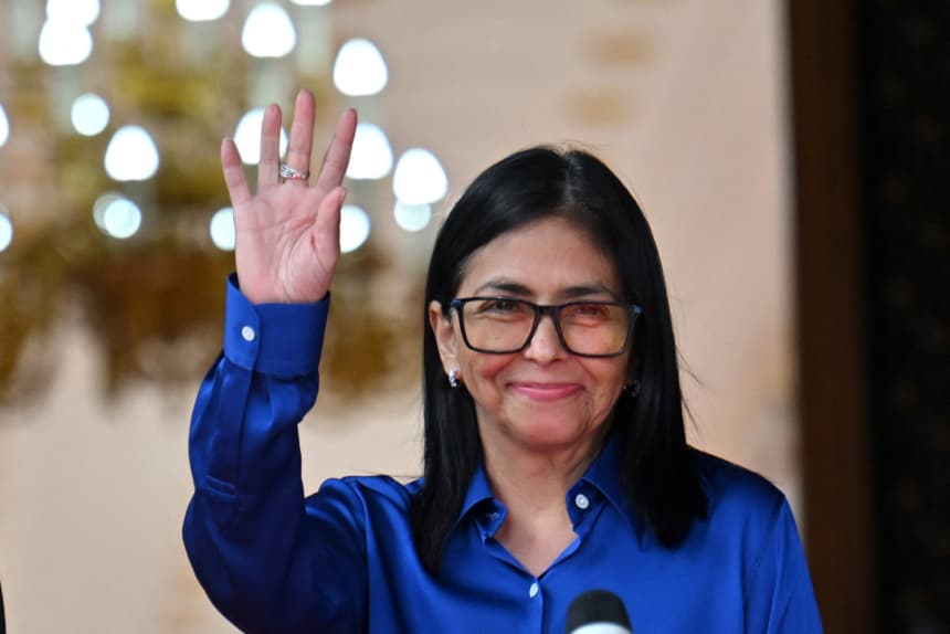 La presidenta interina de Venezuela, Delcy Rodríguez, saluda tras una rueda de prensa en el Palacio Presidencial de Miraflores en Caracas, el 14 de enero de 2026. (Juan BARRETO / AFP via Getty Images)